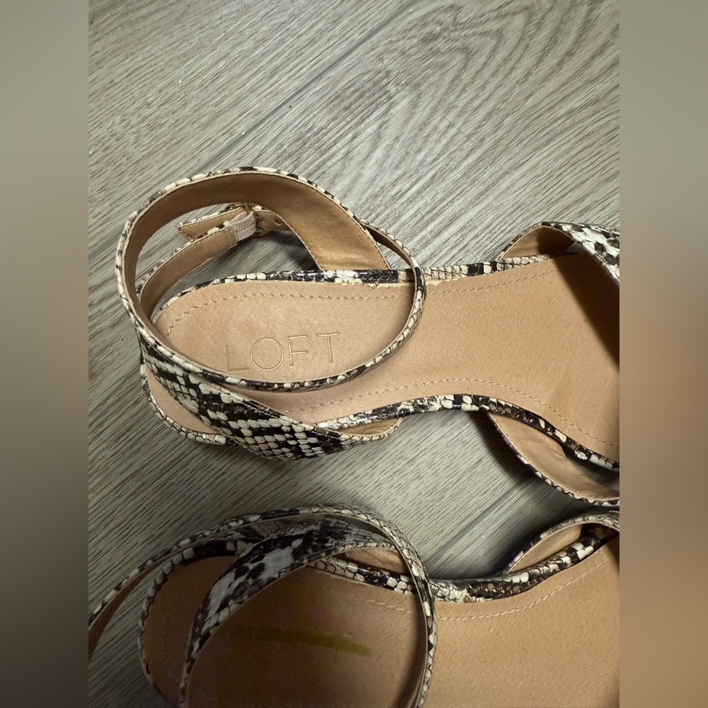 Ann Taylor LOFT Snakeskin Modern Thong Strappy Sandals Sz. 8 Animal Skin - Picture 4 of 5